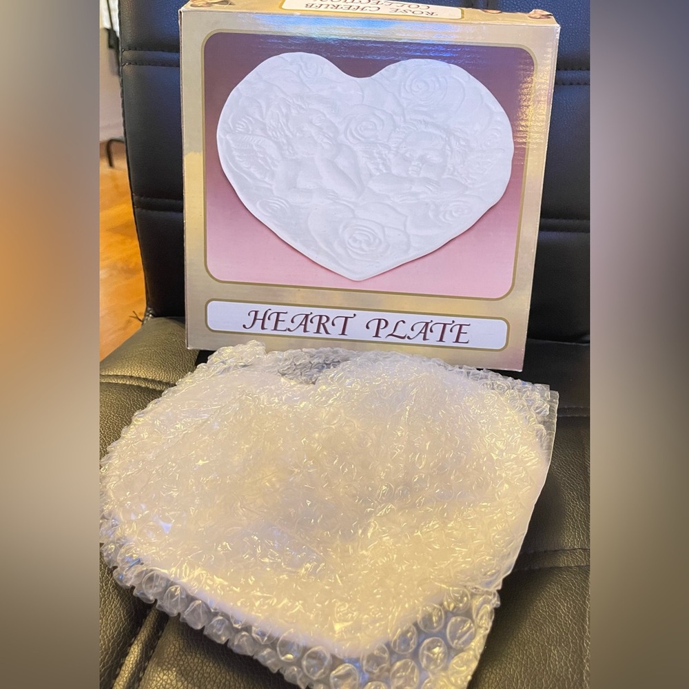 World Bazaar Ceramic White Angel
Cherub Heart Shaped Decorative Plate
NIB